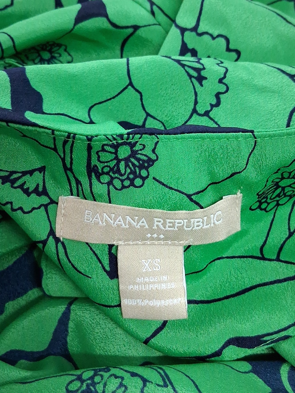 Banana Republic Green Top with Black Floral Print. Size: XS